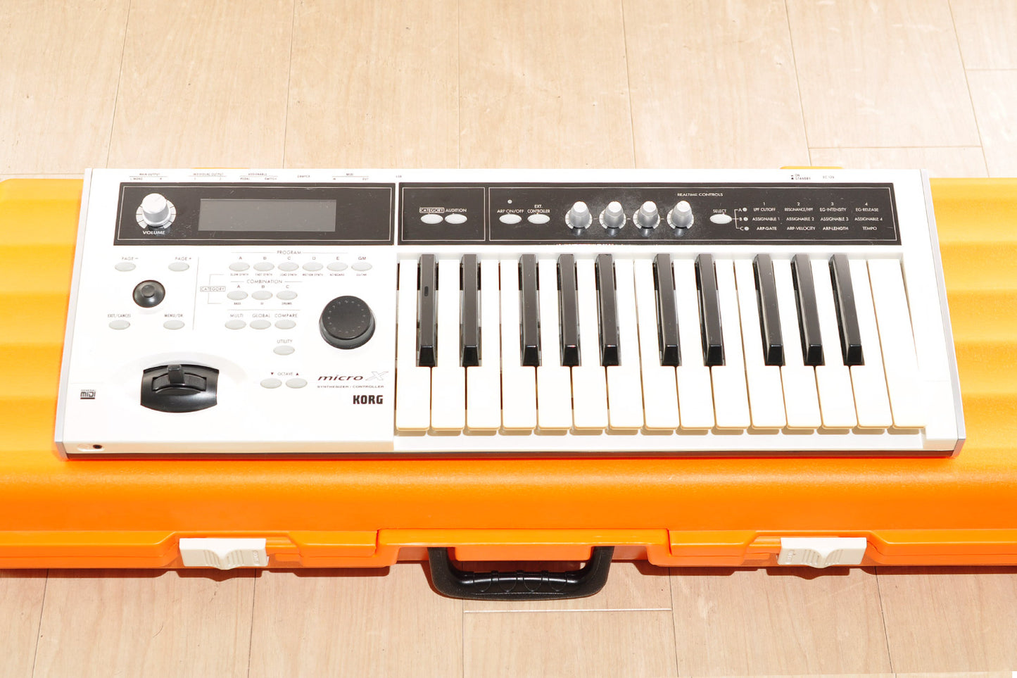 Korg MICRO X Synthesizer White Model w/Hardcase & USBcable Used From Japan #1928